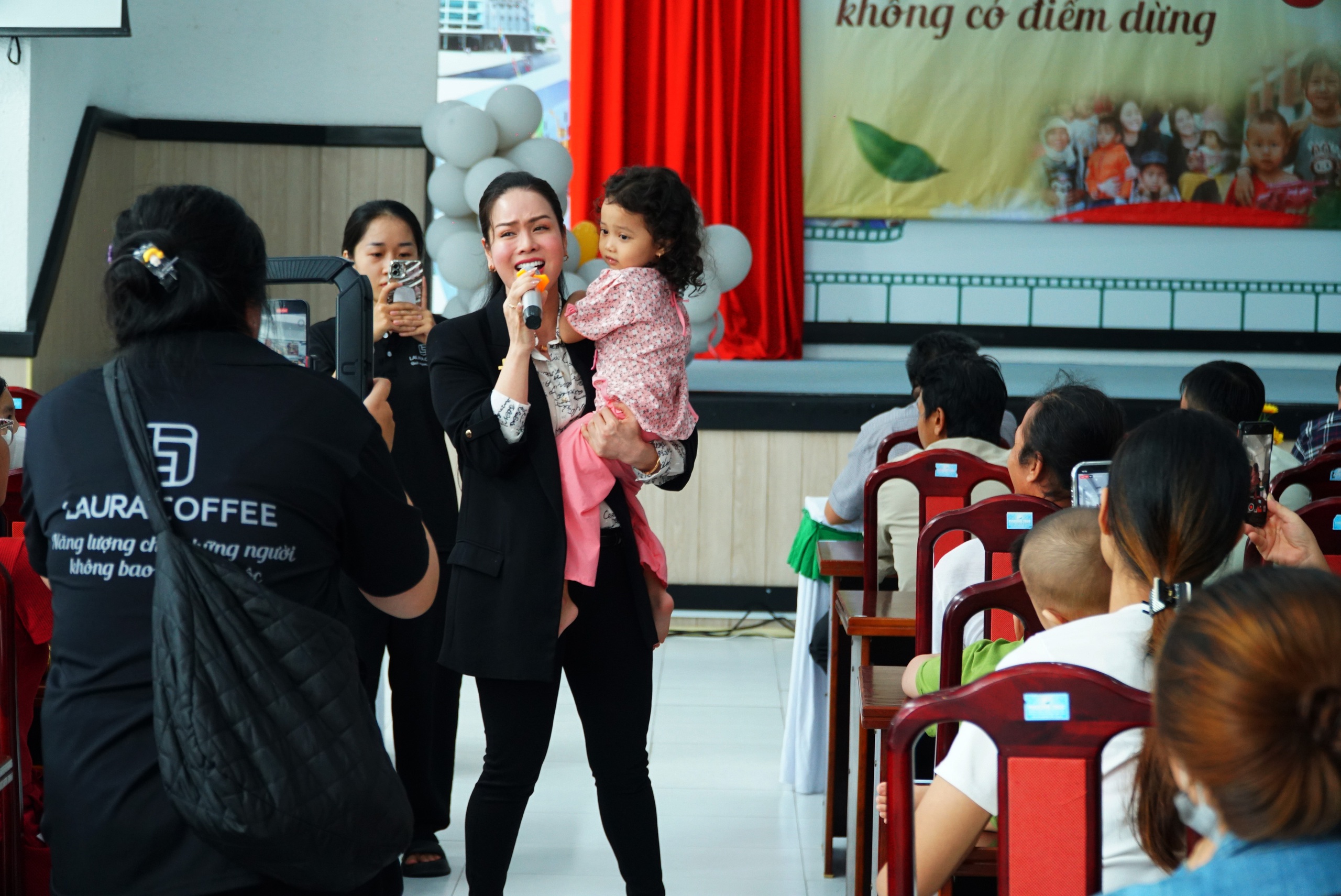 Nhật Kim Anh và con trai mang món quà ấm áp đến các bệnh nhi Cần Thơ dịp 1-6- Ảnh 5. Nhật Kim Anh và con trai mang món quà ấm áp đến các bệnh nhi Cần Thơ dịp 1-6- Ảnh 5.