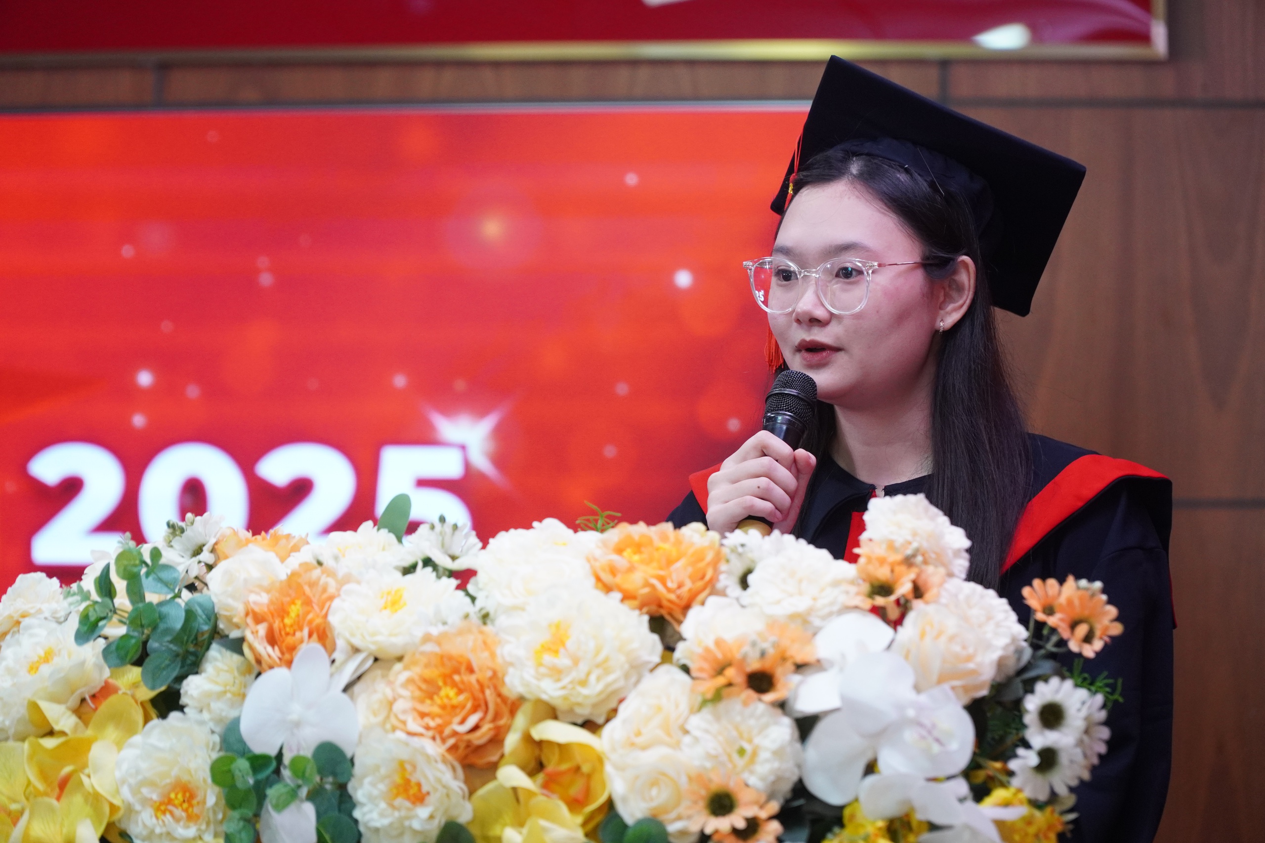 Nữ thủ khoa xinh đẹp tốt nghiệp điểm tuyệt đối- Ảnh 2. Nữ thủ khoa xinh đẹp tốt nghiệp điểm tuyệt đối- Ảnh 2.