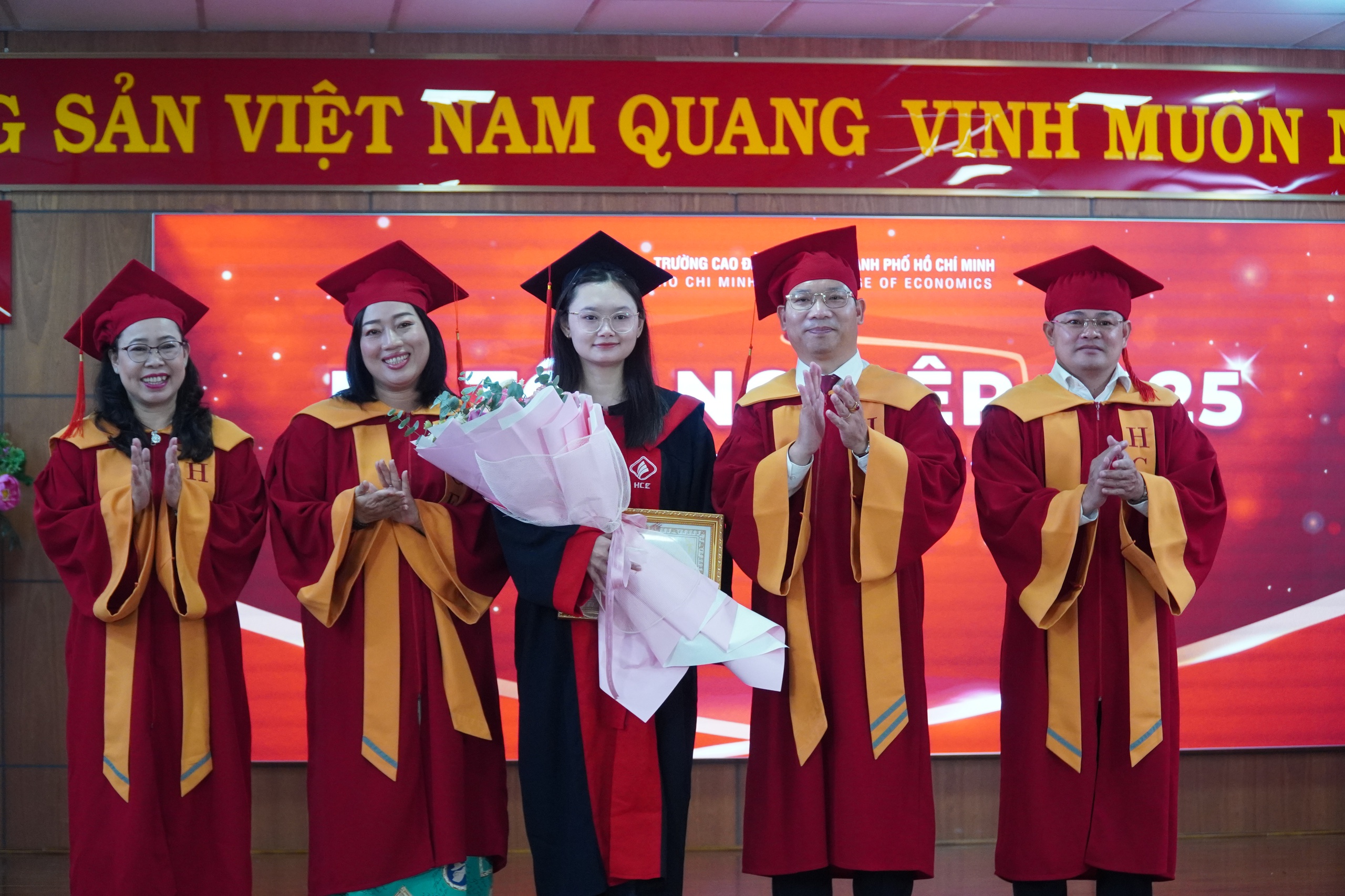 Nữ thủ khoa xinh đẹp tốt nghiệp điểm tuyệt đối- Ảnh 1. Nữ thủ khoa xinh đẹp tốt nghiệp điểm tuyệt đối- Ảnh 1.
