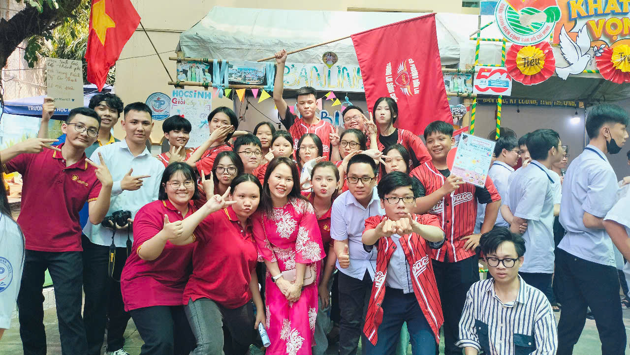 Alumnos del Centro de Educación Continua “ganaron” dos primeros premios en matemáticas de ciudad a la edad de 27 años - Foto 3. Học viên trung tâm GDNN-GDTX