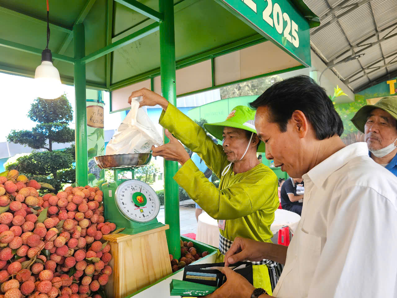 Đông nghịt người đổ về lễ hội trái cây Nam bộ tại Suối Tiên - Ảnh 2.