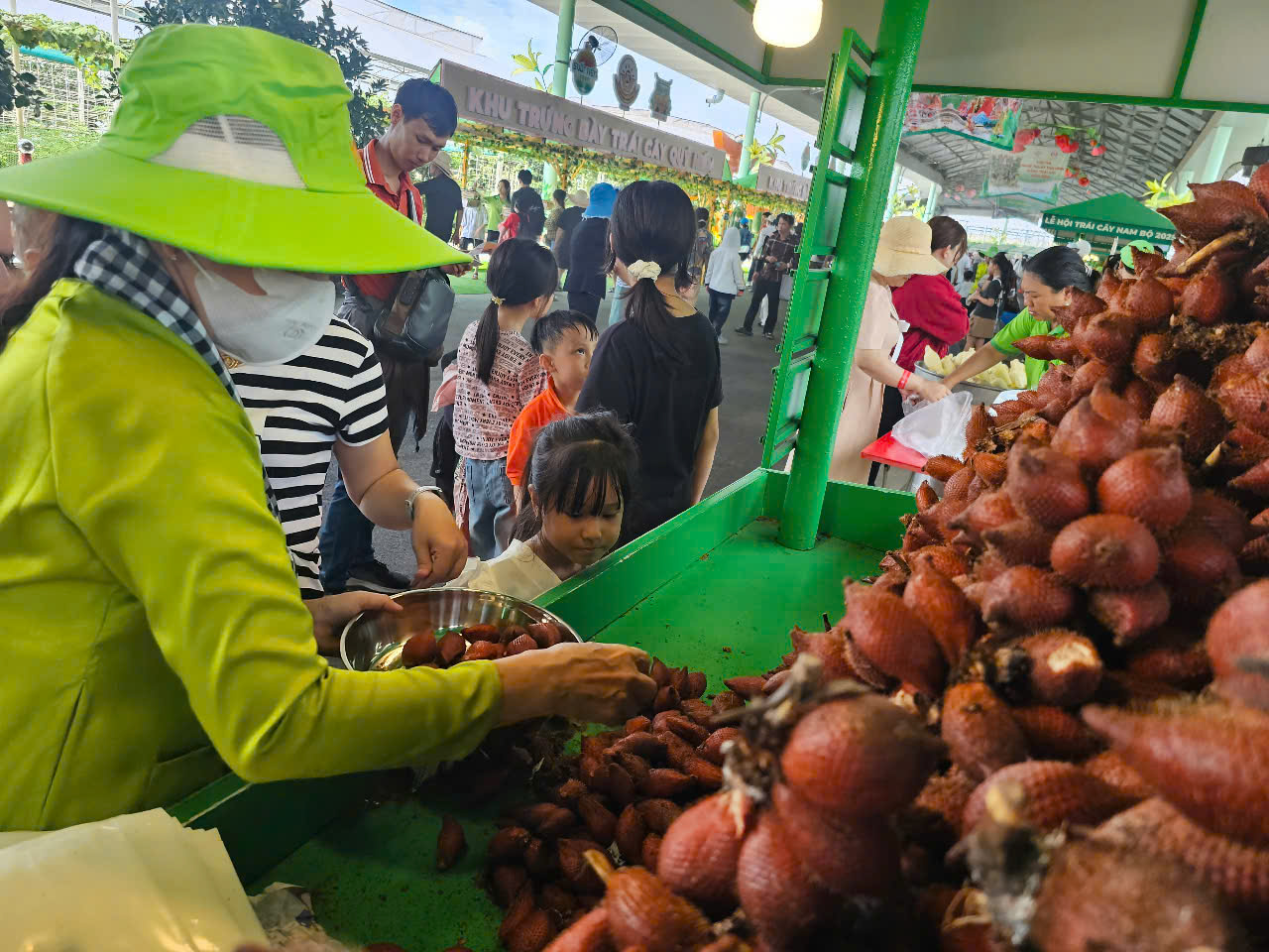 Đông nghịt người đổ về lễ hội trái cây Nam bộ tại Suối Tiên - Ảnh 5.