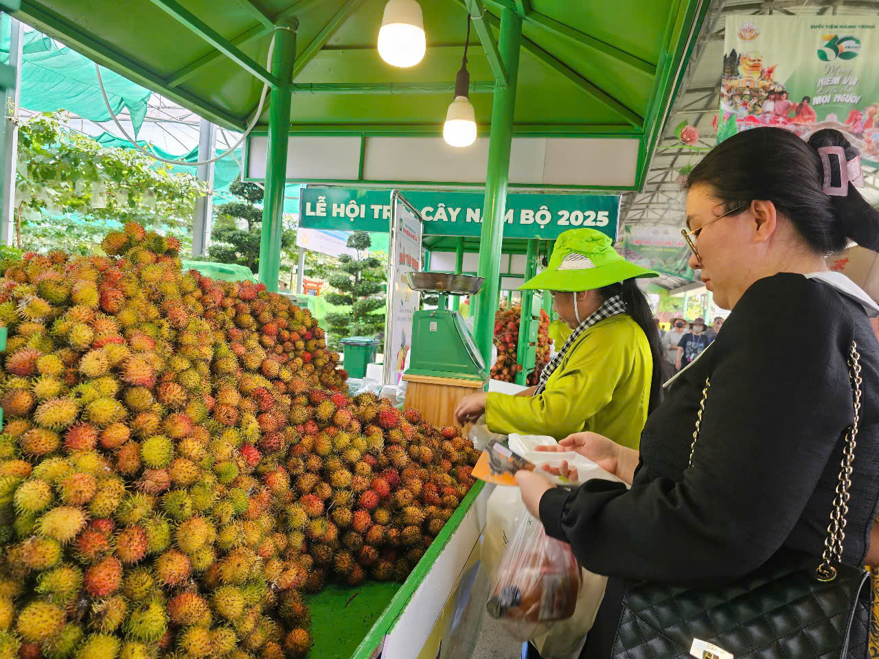 Đông nghịt người đổ về lễ hội trái cây Nam bộ tại Suối Tiên - Ảnh 11.