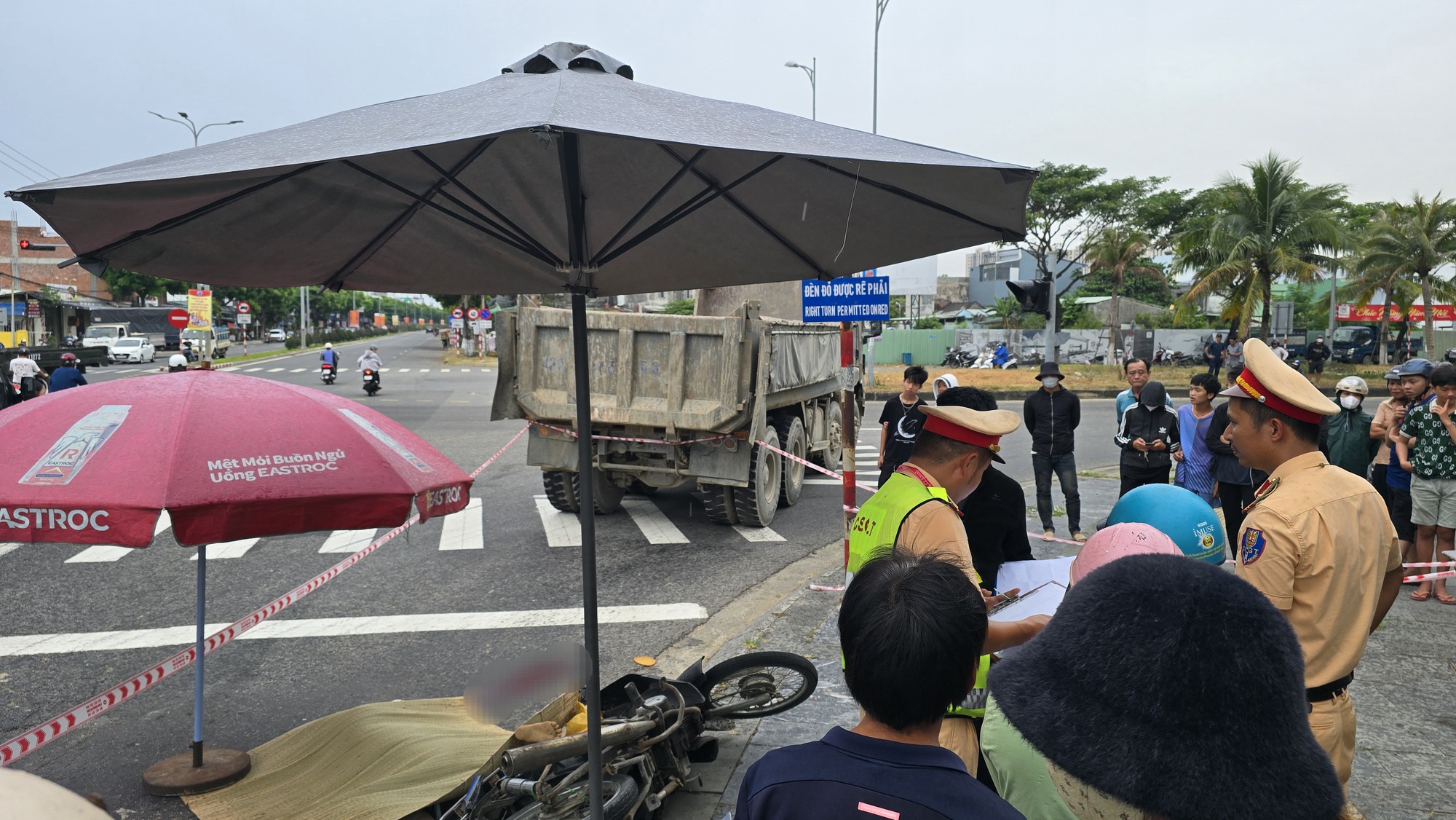 Hiện trường vụ tai nạn giao thông chết người tại Đà Nẵng- Ảnh 2. Hiện trường vụ tai nạn giao thông chết người tại Đà Nẵng- Ảnh 2.