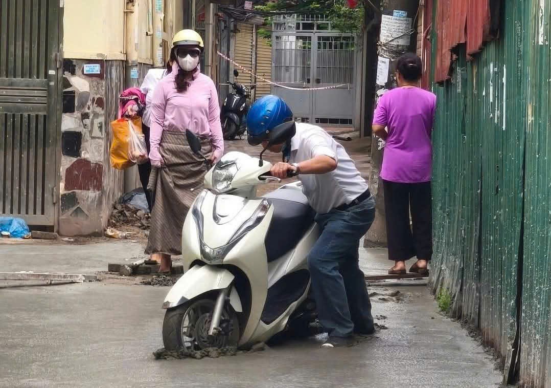 Pháp lý vụ người đàn ông cố tình đi vào đường mới đổ bê tông ở Hà Nội- Ảnh 1. Pháp lý vụ người đàn ông cố tình đi vào đường mới đổ bê tông ở Hà Nội- Ảnh 1.