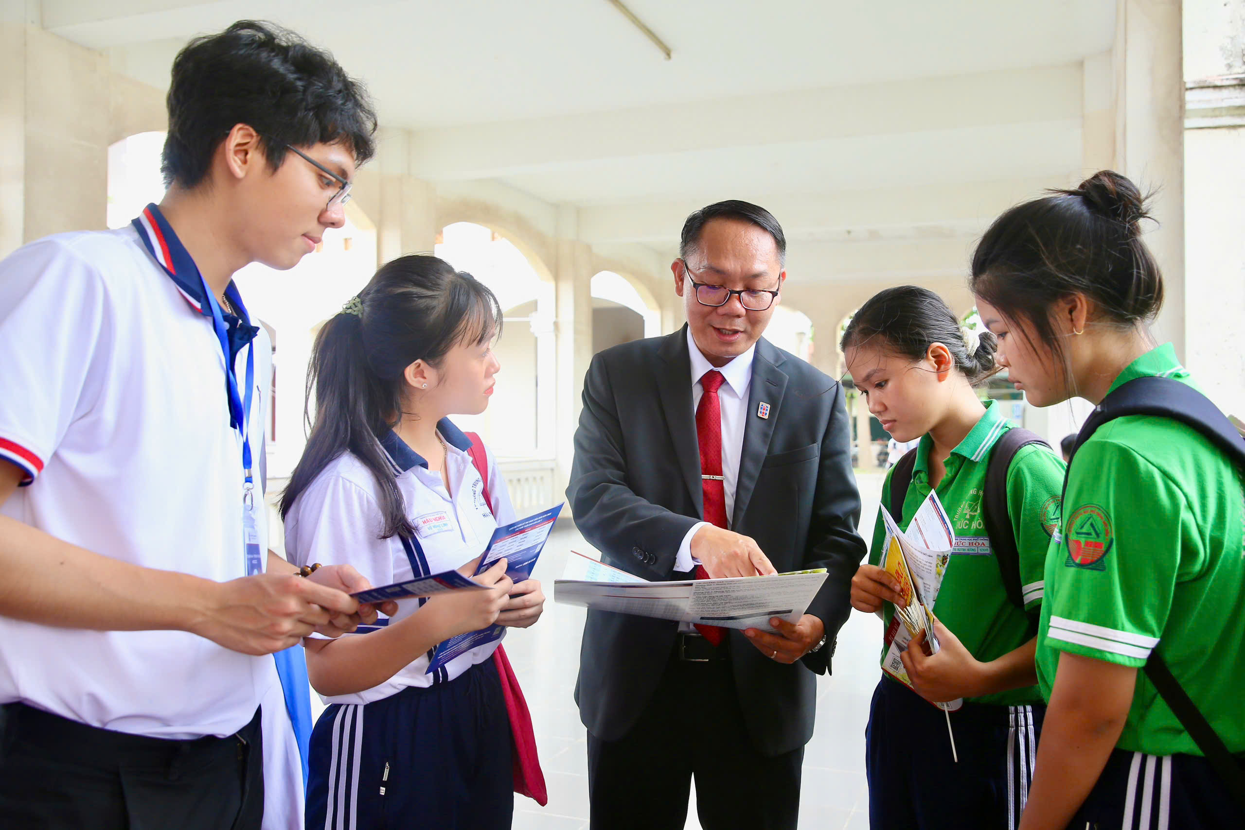 Một trường ĐH đặt mục tiêu có 100 tiến sĩ kiêm thạc sĩ AI vào năm 2029 - Ảnh 2.