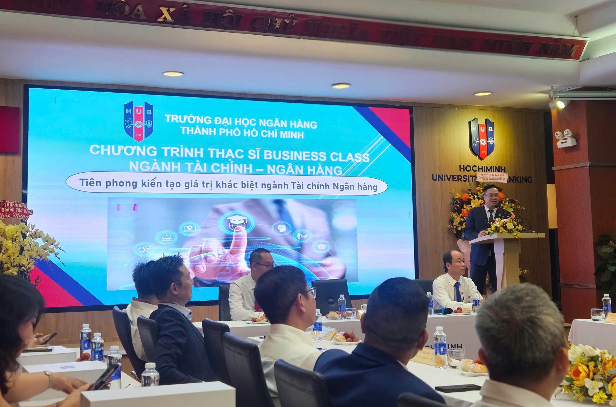 Một trường ĐH đặt mục tiêu có 100 tiến sĩ kiêm thạc sĩ AI vào năm 2029 - Ảnh 1.