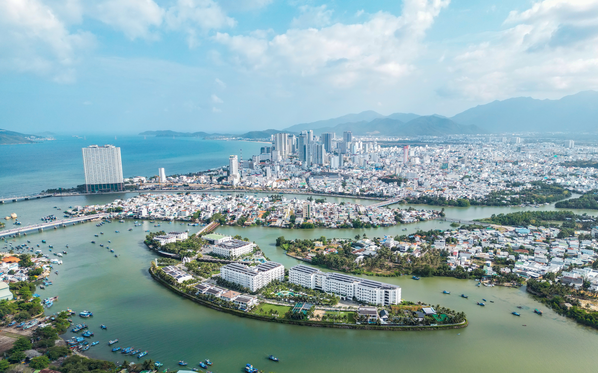 Du lịch Kh&aacute;nh H&ograve;a - "cực tăng trưởng" th&uacute;c đẩy kinh tế 2 con số - Ảnh 1.