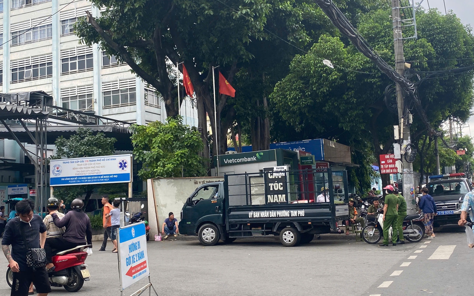 TP HCM công bố hàng loạt số điện thoại tiếp nhận phản ánh lĩnh vực y tế - Ảnh 2.