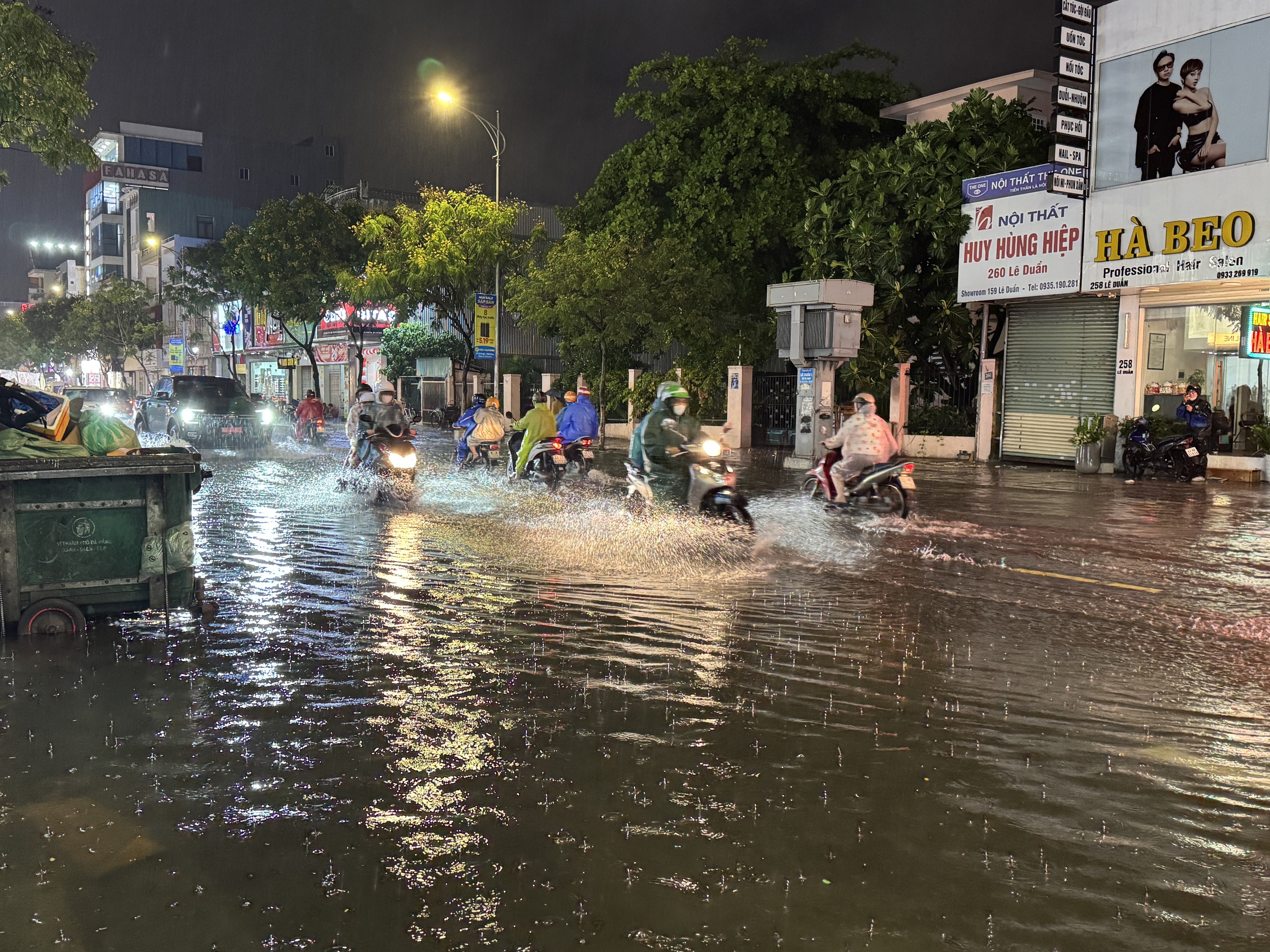 Đà Nẵng: Mưa xối xả giữa mùa hè, nhiều tuyến phố ngập cục bộ- Ảnh 5. Đà Nẵng: Mưa xối xả giữa mùa hè, nhiều tuyến phố ngập cục bộ- Ảnh 5.