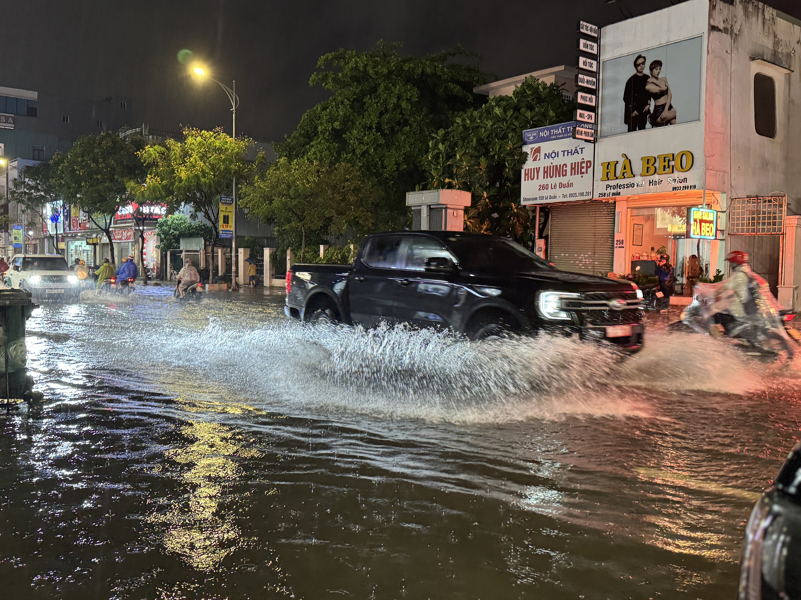Đà Nẵng: Mưa xối xả giữa mùa hè, nhiều tuyến phố ngập cục bộ- Ảnh 3. Đà Nẵng: Mưa xối xả giữa mùa hè, nhiều tuyến phố ngập cục bộ- Ảnh 3.