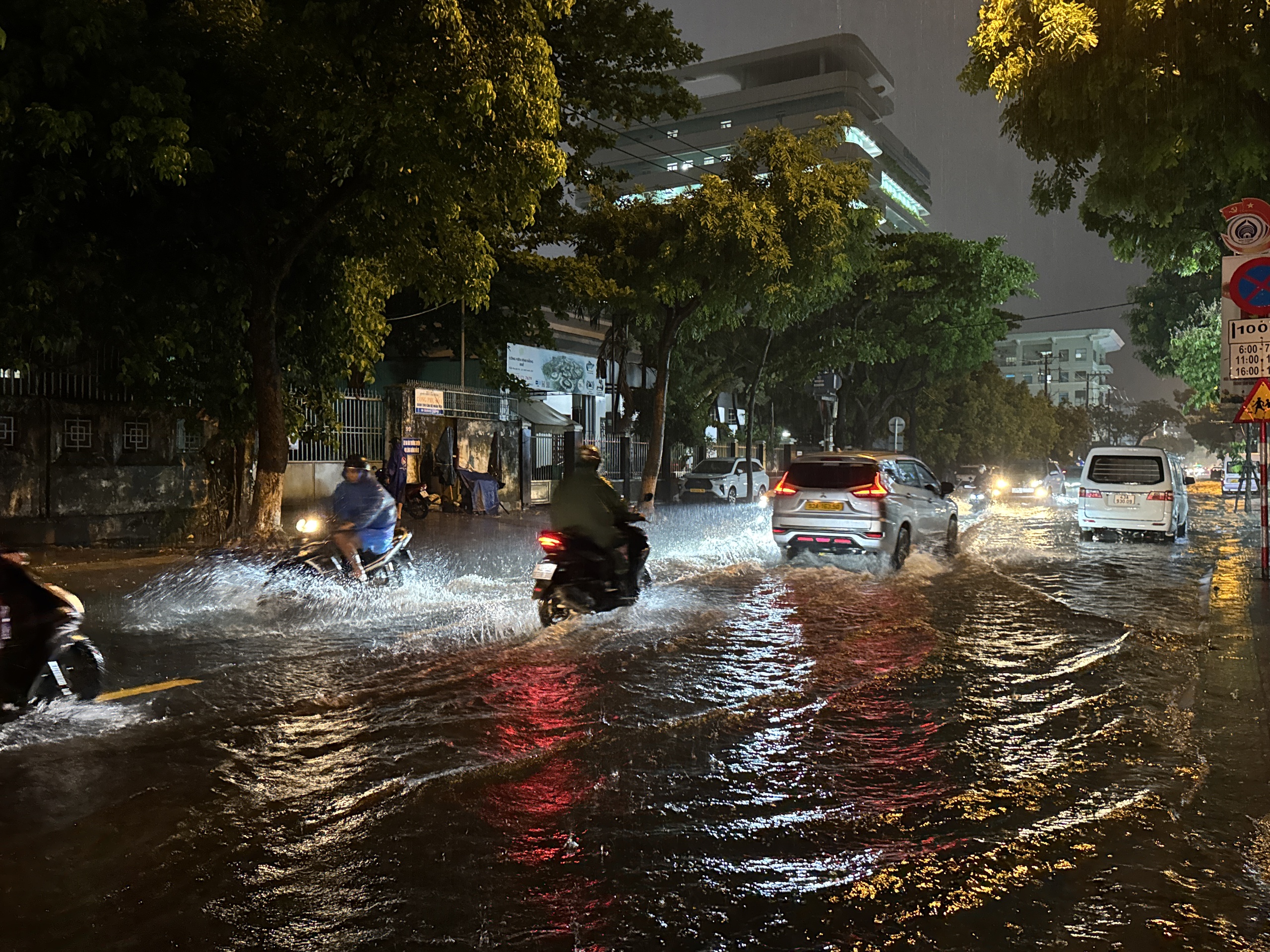 Đà Nẵng: Mưa xối xả giữa mùa hè, nhiều tuyến phố ngập cục bộ- Ảnh 9. Đà Nẵng: Mưa xối xả giữa mùa hè, nhiều tuyến phố ngập cục bộ- Ảnh 9.