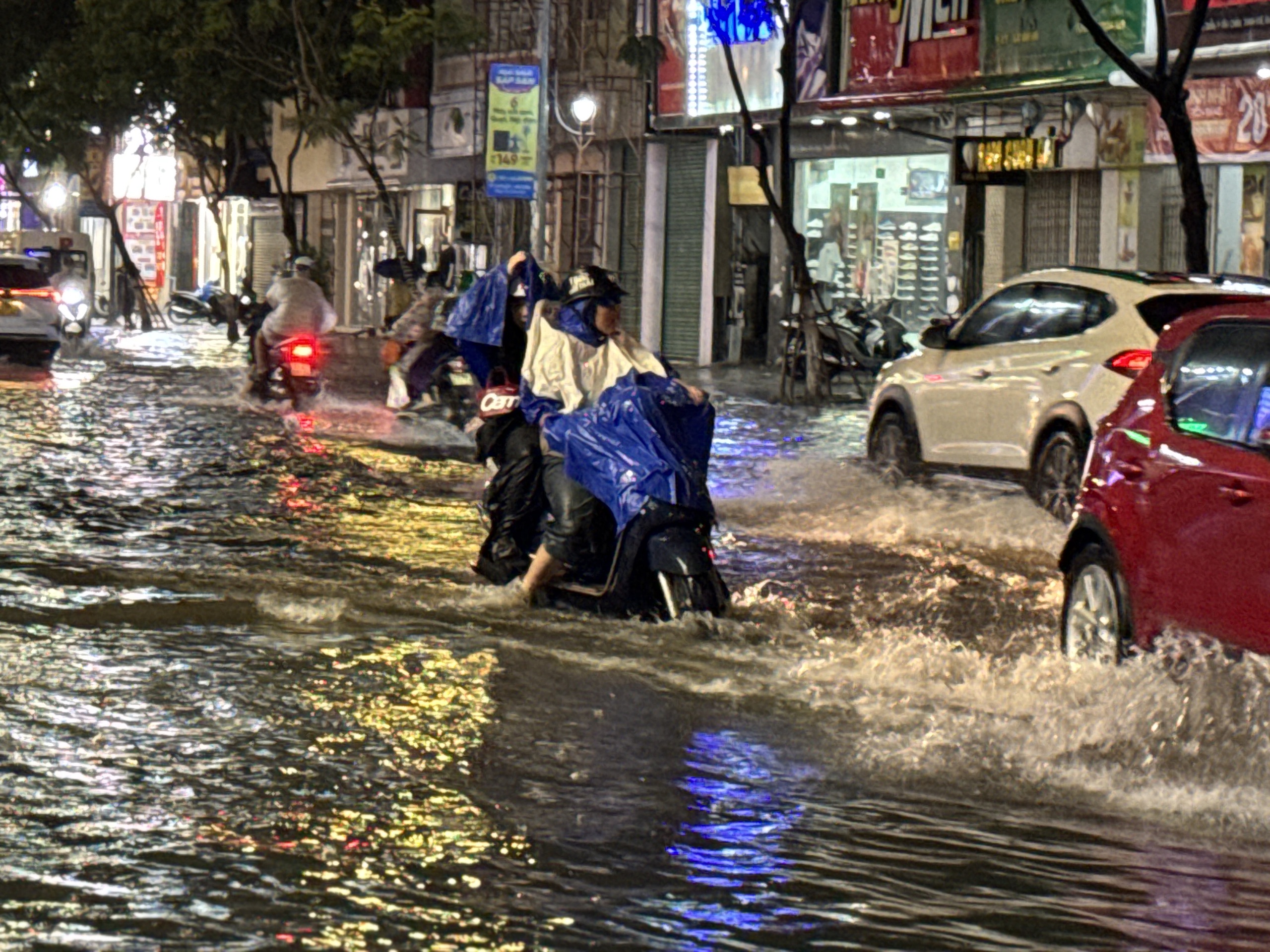 Đà Nẵng: Mưa xối xả giữa mùa hè, nhiều tuyến phố ngập cục bộ- Ảnh 2. Đà Nẵng: Mưa xối xả giữa mùa hè, nhiều tuyến phố ngập cục bộ- Ảnh 2.