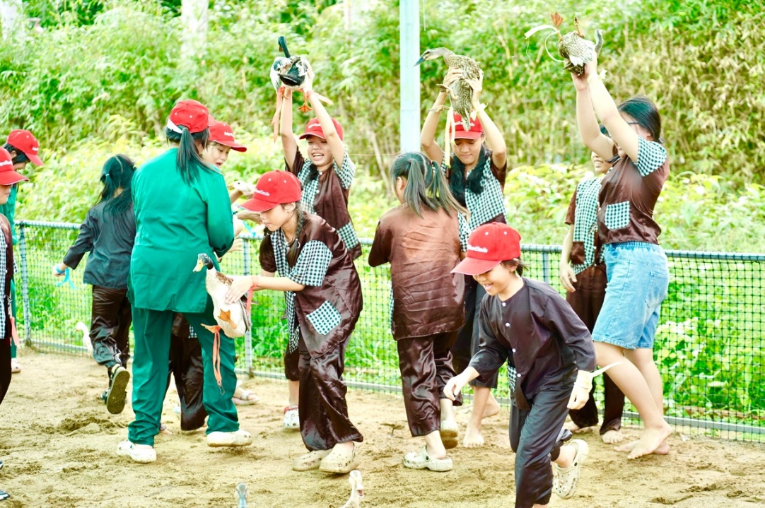 “Ngày hội vui Tết Thiếu nhi” – trao yêu thương, vun đắp tương lai- Ảnh 4. “Ngày hội vui Tết Thiếu nhi” – trao yêu thương, vun đắp tương lai- Ảnh 4.