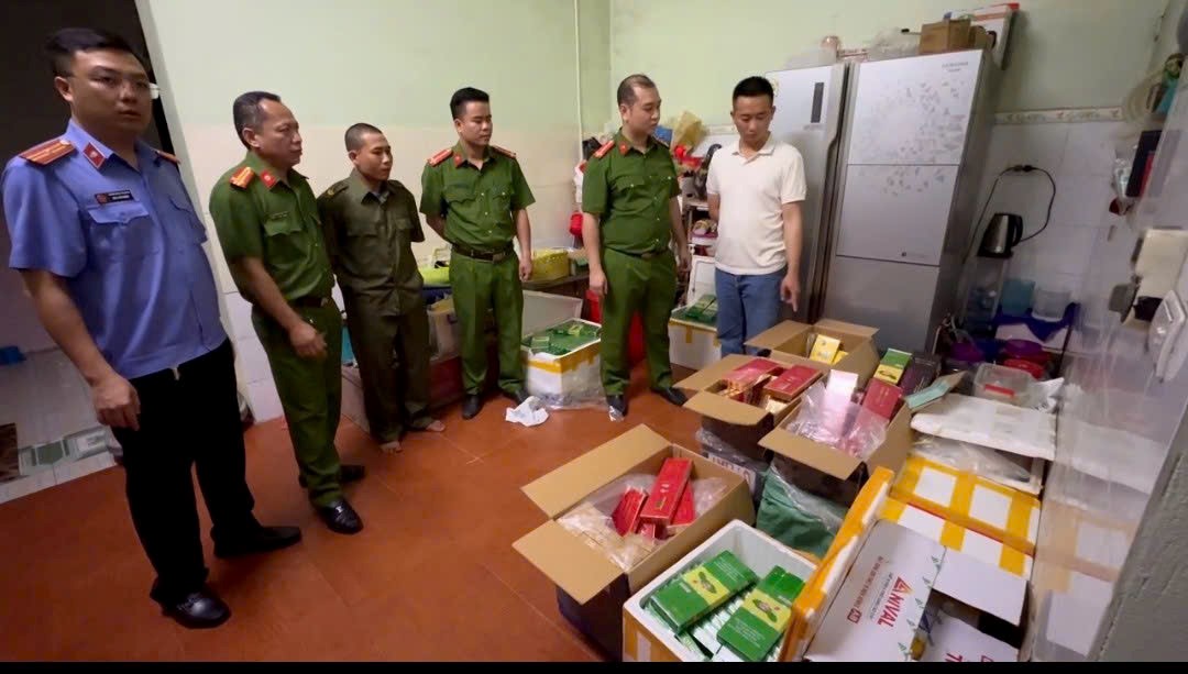 Bắt 2 đối tượng buôn bán hàng cấm- Ảnh 2. Bắt 2 đối tượng buôn bán hàng cấm- Ảnh 2.