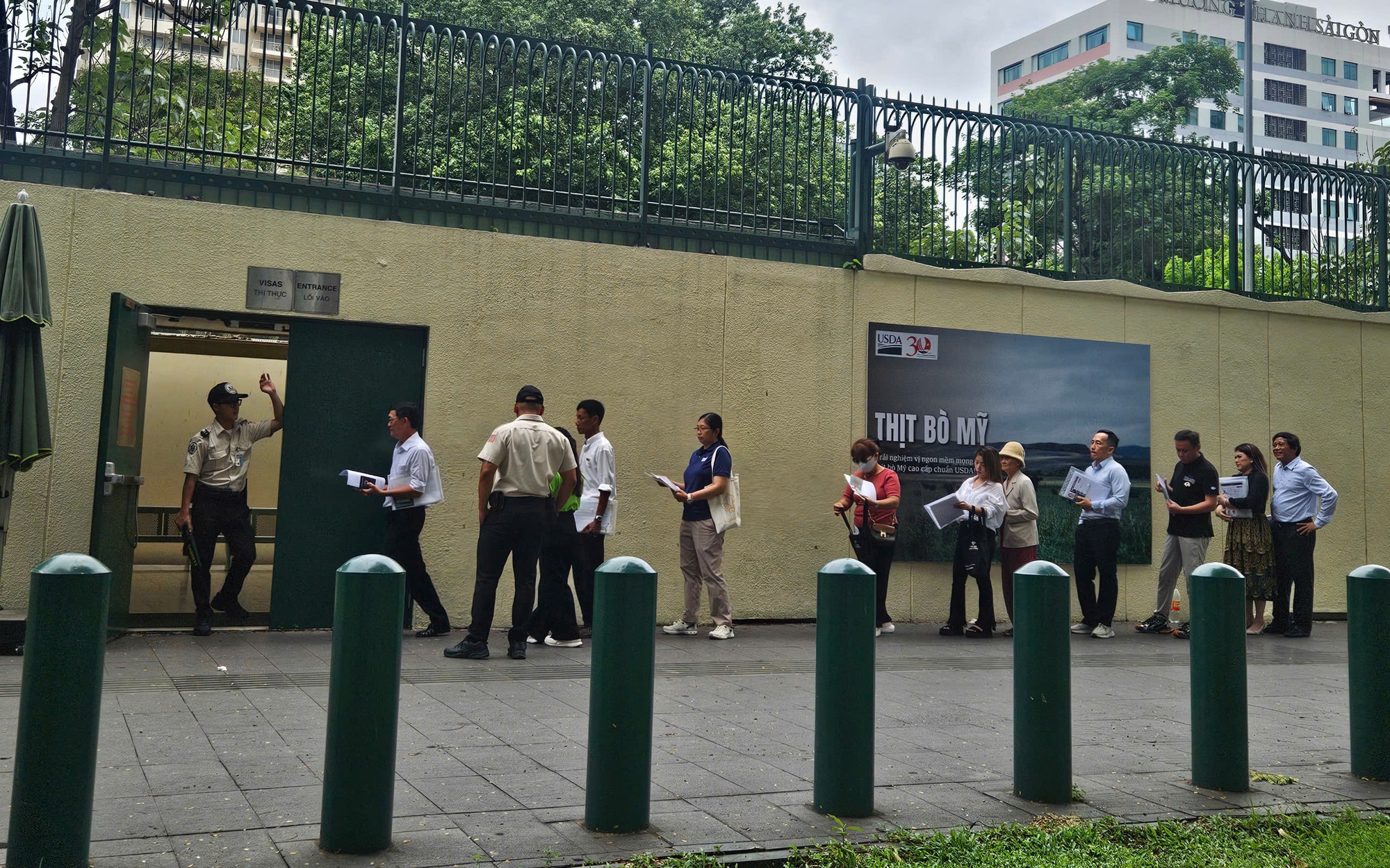 Mỹ vẫn chưa mở lịch phỏng vấn xin visa, du học sinh cần làm gì? - Ảnh 2.