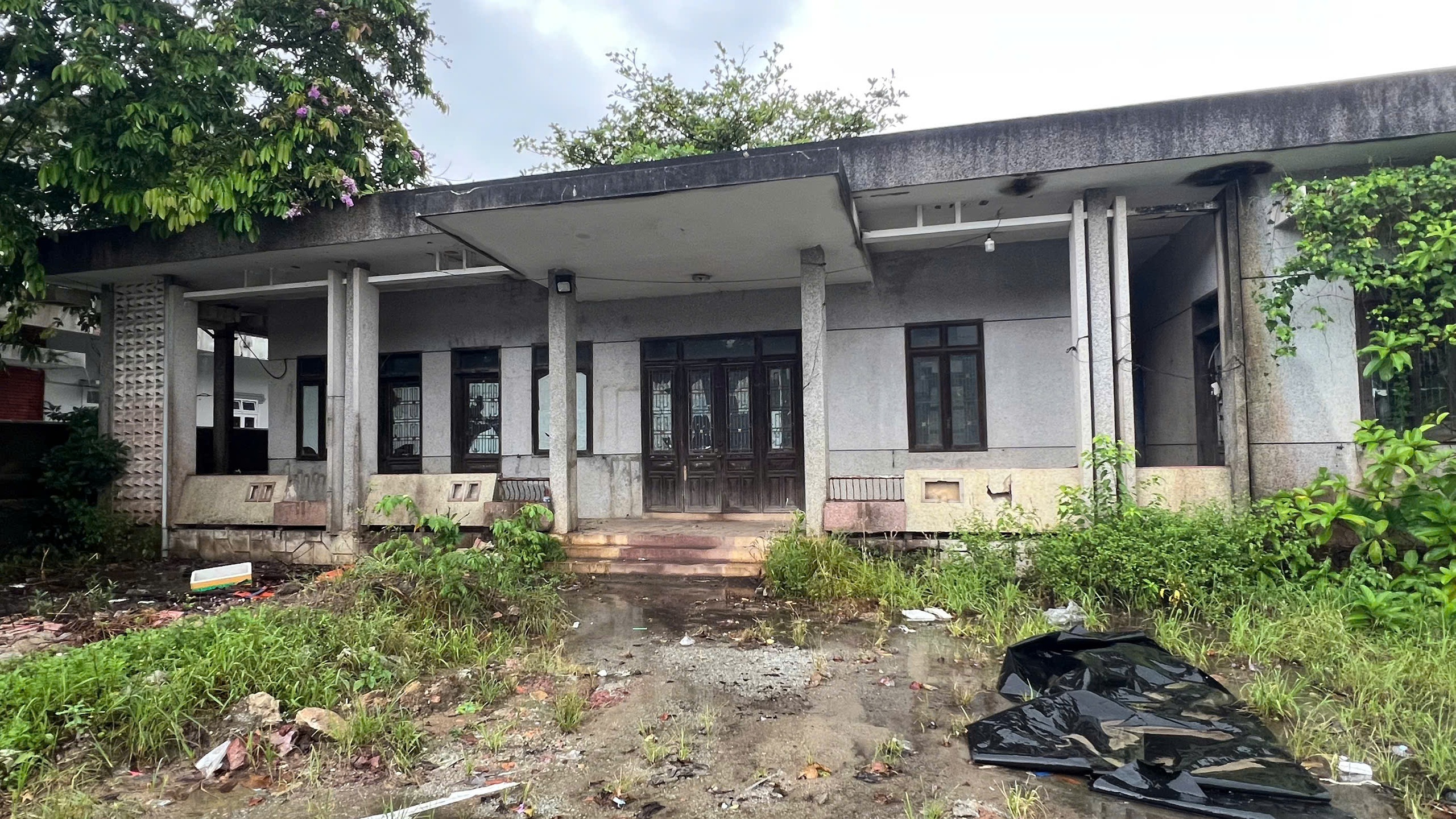 Trụ sở hoang phế ở Huế: Hình ảnh xót xa từ các công sở cũ - Ảnh 17. Trụ sở hoang phế ở Huế: Hình ảnh xót xa từ các công sở cũ - Ảnh 17.