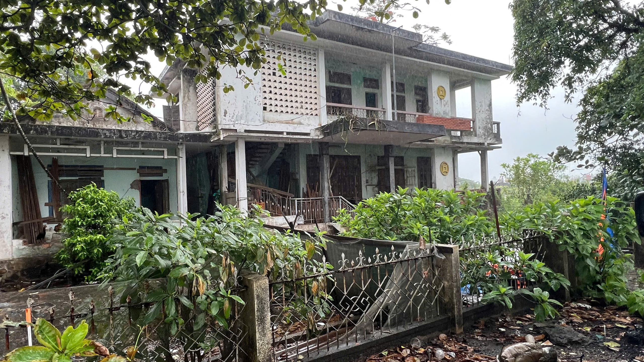 Trụ sở hoang phế ở Huế: Hình ảnh xót xa từ các công sở cũ - Ảnh 13. Trụ sở hoang phế ở Huế: Hình ảnh xót xa từ các công sở cũ - Ảnh 13.