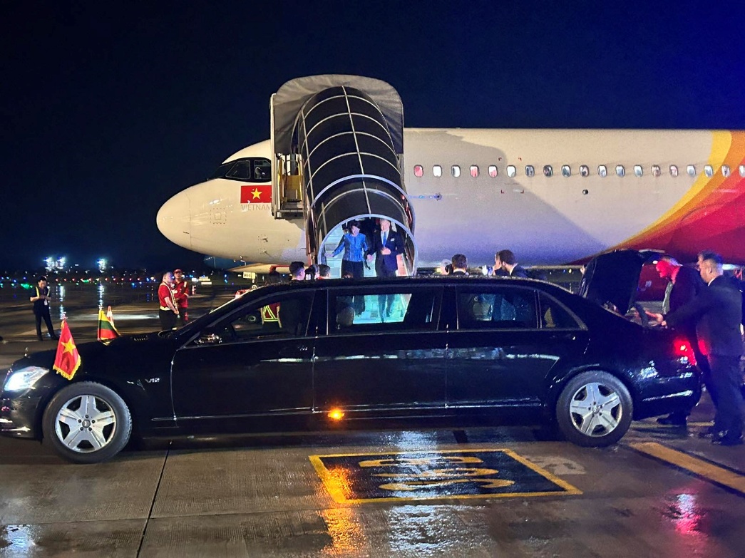 Tổng thống Litva đến Hà Nội trên chuyên cơ Vietjet- Ảnh 1. Tổng thống Litva đến Hà Nội trên chuyên cơ Vietjet- Ảnh 1.