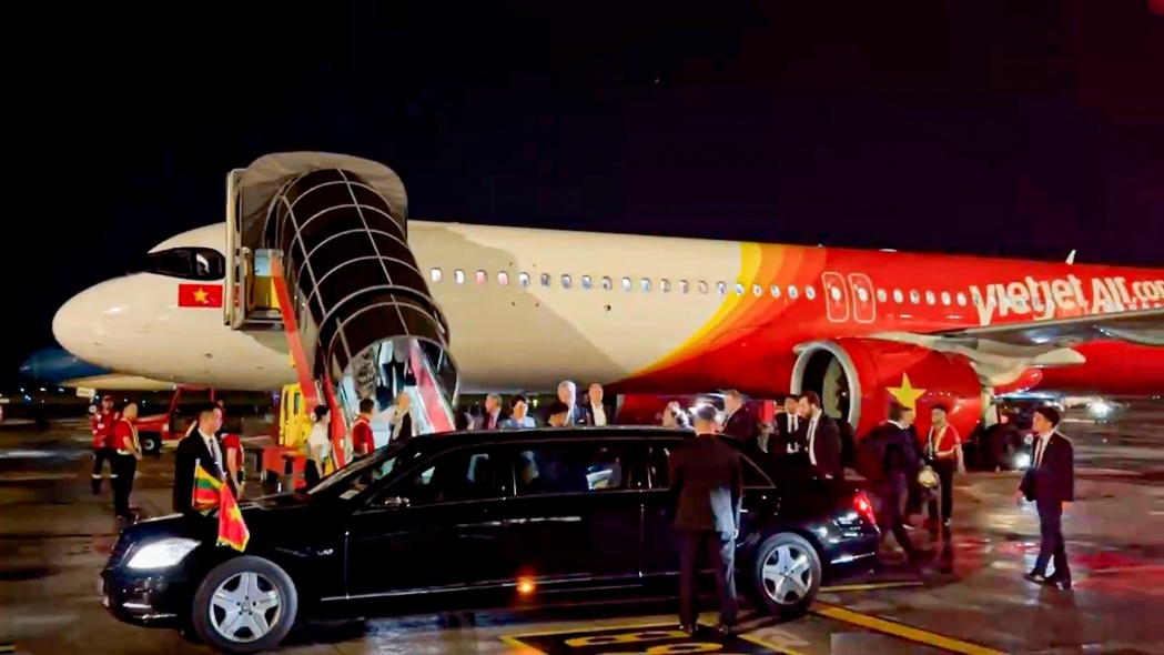 Tổng thống Litva đến Hà Nội trên chuyên cơ Vietjet- Ảnh 2. Tổng thống Litva đến Hà Nội trên chuyên cơ Vietjet- Ảnh 2.