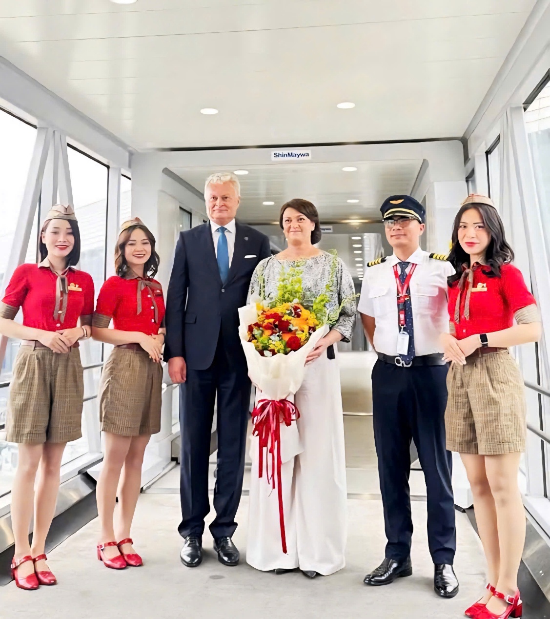 Tổng thống Litva đến Hà Nội trên chuyên cơ Vietjet- Ảnh 3. Tổng thống Litva đến Hà Nội trên chuyên cơ Vietjet- Ảnh 3.
