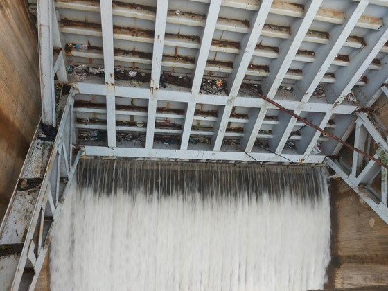 Hà Tĩnh: Nhiều hồ chứa thuỷ điện đồng loạt xả tràn do mưa lớn- Ảnh 1. Hà Tĩnh: Nhiều hồ chứa thuỷ điện đồng loạt xả tràn do mưa lớn- Ảnh 1.