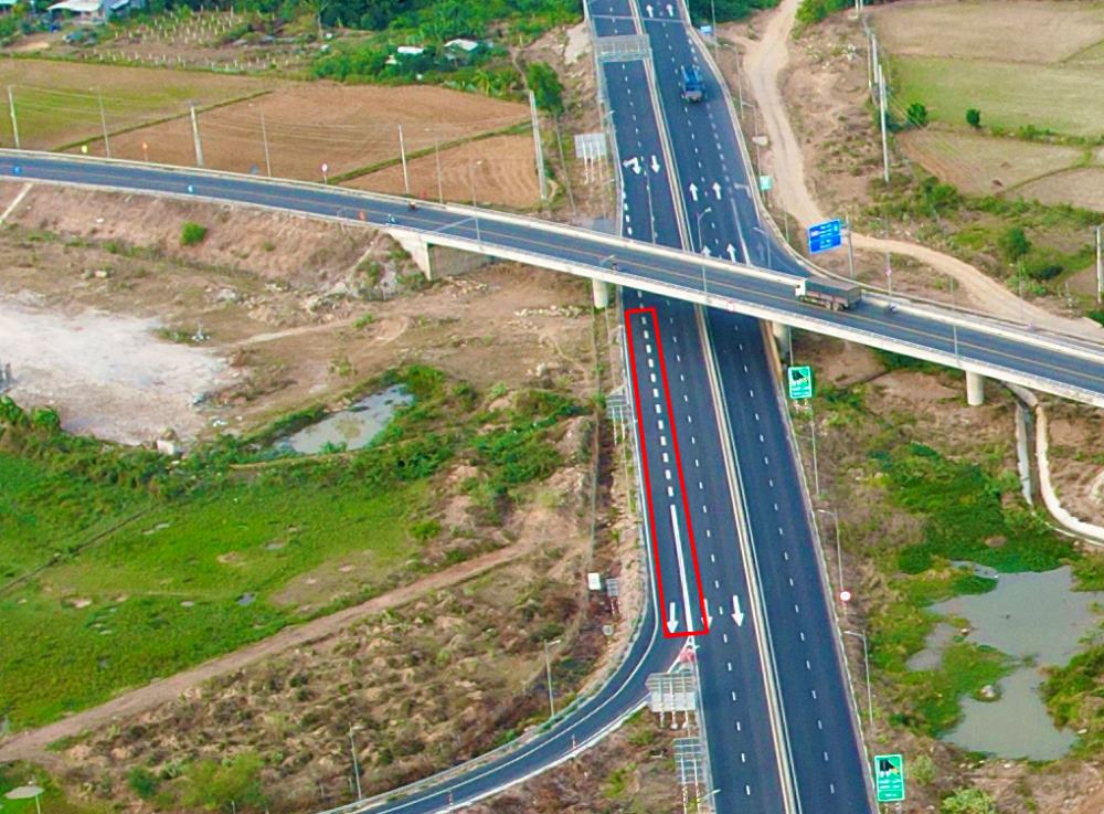 Tài xế kêu trời vì vạch kẻ “thách đố” trên tuyến cao tốc Vĩnh Hảo - Phan Thiết - Ảnh 2.