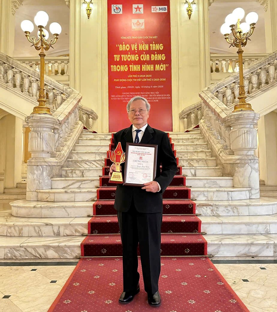 Literární soutěž „Milý učitel“: Profesor Nguyen Trong Chuan - „řeka poznání“, která nikdy nepřestane téct - Foto 3. Cuộc thi viết “Người thầy kính yêu”: GS Nguyễn Trọng Chuẩn - “dòng sông tri thức” không ngừng chảy- Ảnh 3.