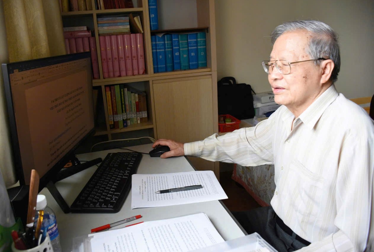 Literární soutěž „Milý učitel“: Profesor Nguyen Trong Chuan - „řeka poznání“, která nikdy nepřestane téct - Foto 1. Cuộc thi viết “Người thầy kính yêu”: GS Nguyễn Trọng Chuẩn - “dòng sông tri thức” không ngừng chảy- Ảnh 1.