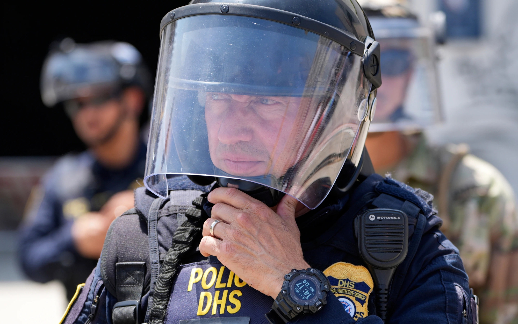 Phục kích táo tợn, bắn vệ binh gần trung tâm quyền lực nhất nước Mỹ - Ảnh 2.