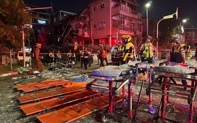 Iran phóng hàng trăm tên lửa vào Israel trong đêm, tuyên bố bắn hạ 2 chiếc F-35- Ảnh 1. Iran phóng hàng trăm tên lửa vào Israel trong đêm, tuyên bố bắn hạ 2 chiếc F-35- Ảnh 1.