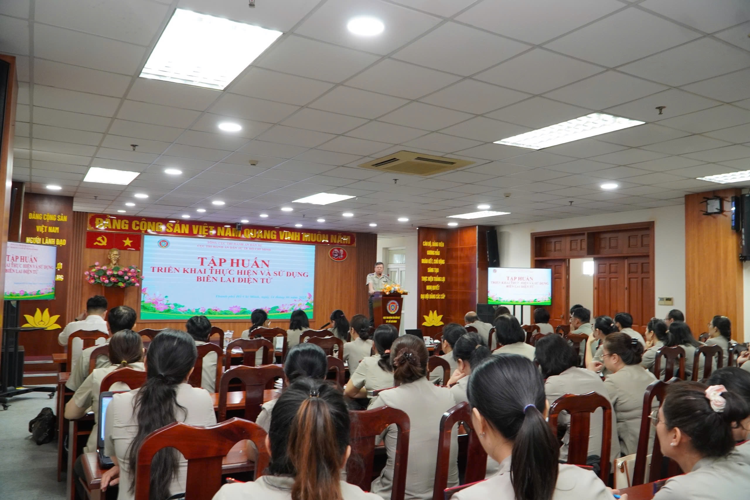 TP HCM không dùng biên lai giấy trong thu, chi thi hành án từ 23-6- Ảnh 2. TP HCM không dùng biên lai giấy trong thu, chi thi hành án từ 23-6- Ảnh 2.