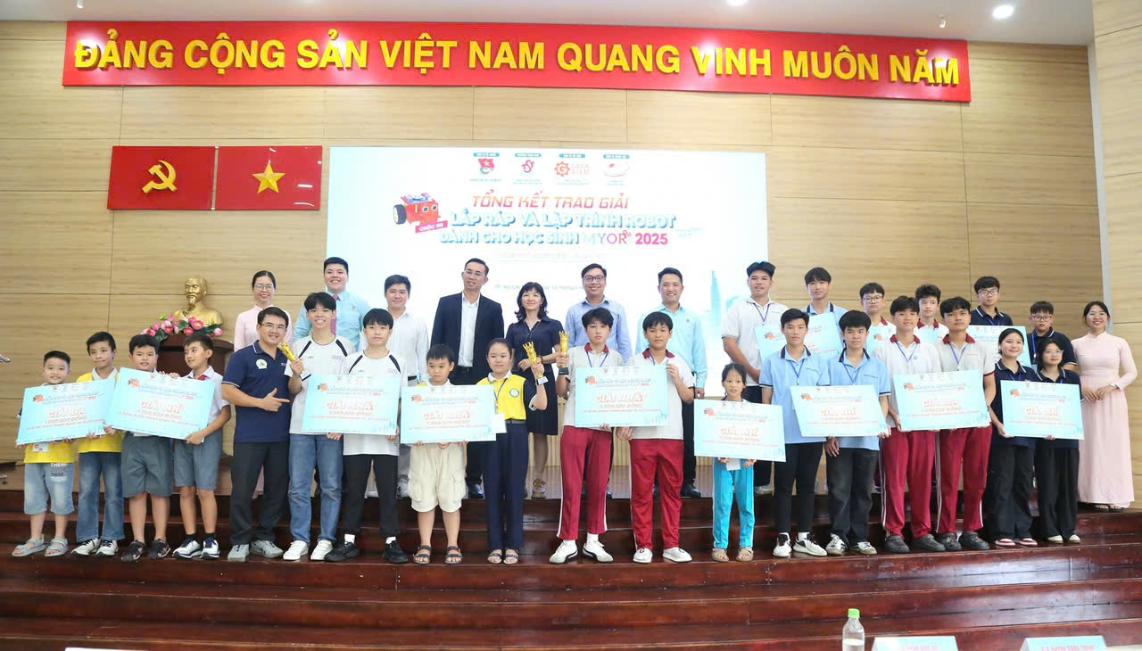 Trao hơn 50 giải thưởng cho học sinh lập trình robot - Ảnh 1.