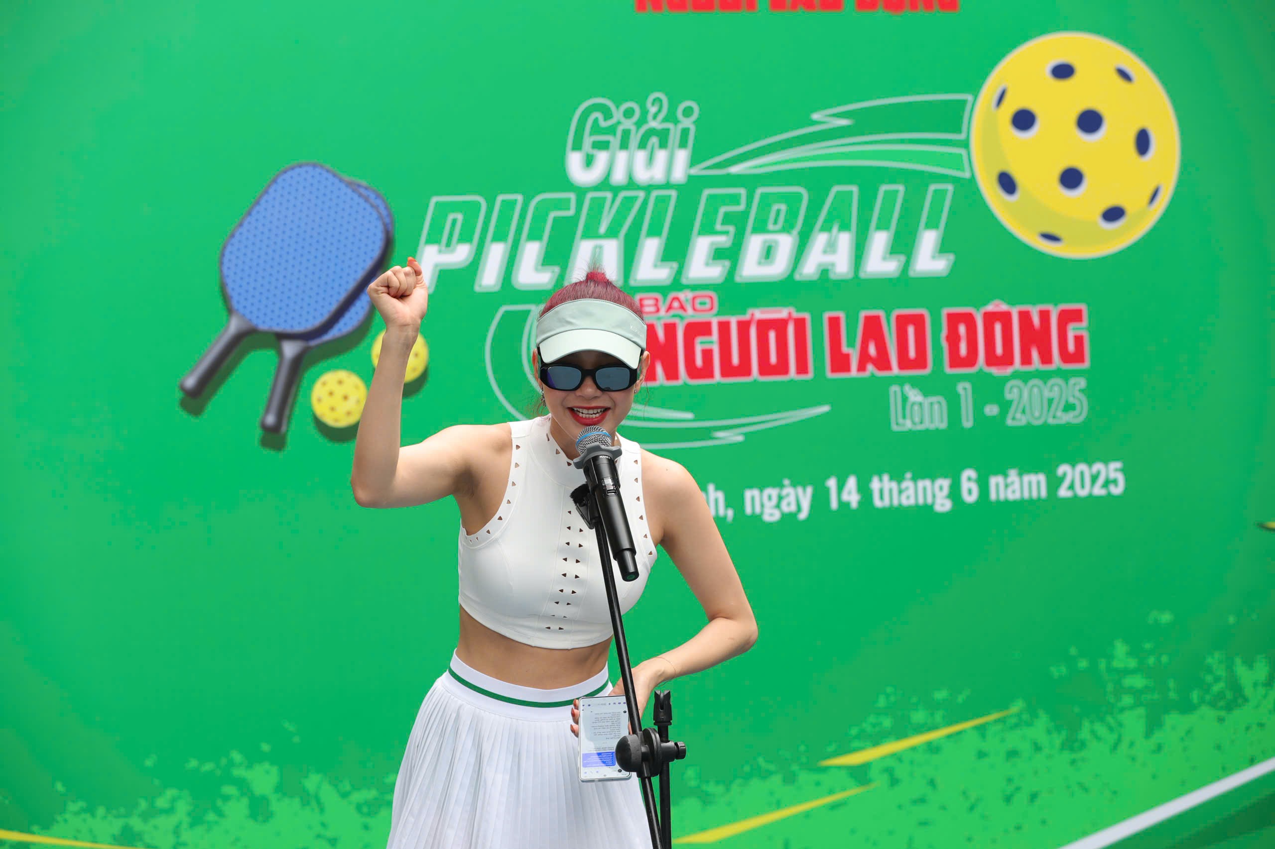 Büyükelçi Minh Hang, Nguoi Lao Dong Gazetesi'nin pickleball turnuvasını açmak için yemin etti - Fotoğraf 1. Đại sứ Minh Hằng tuyên thệ khai mạc Giải Pickleball Báo Người Lao Động - Ảnh 1.