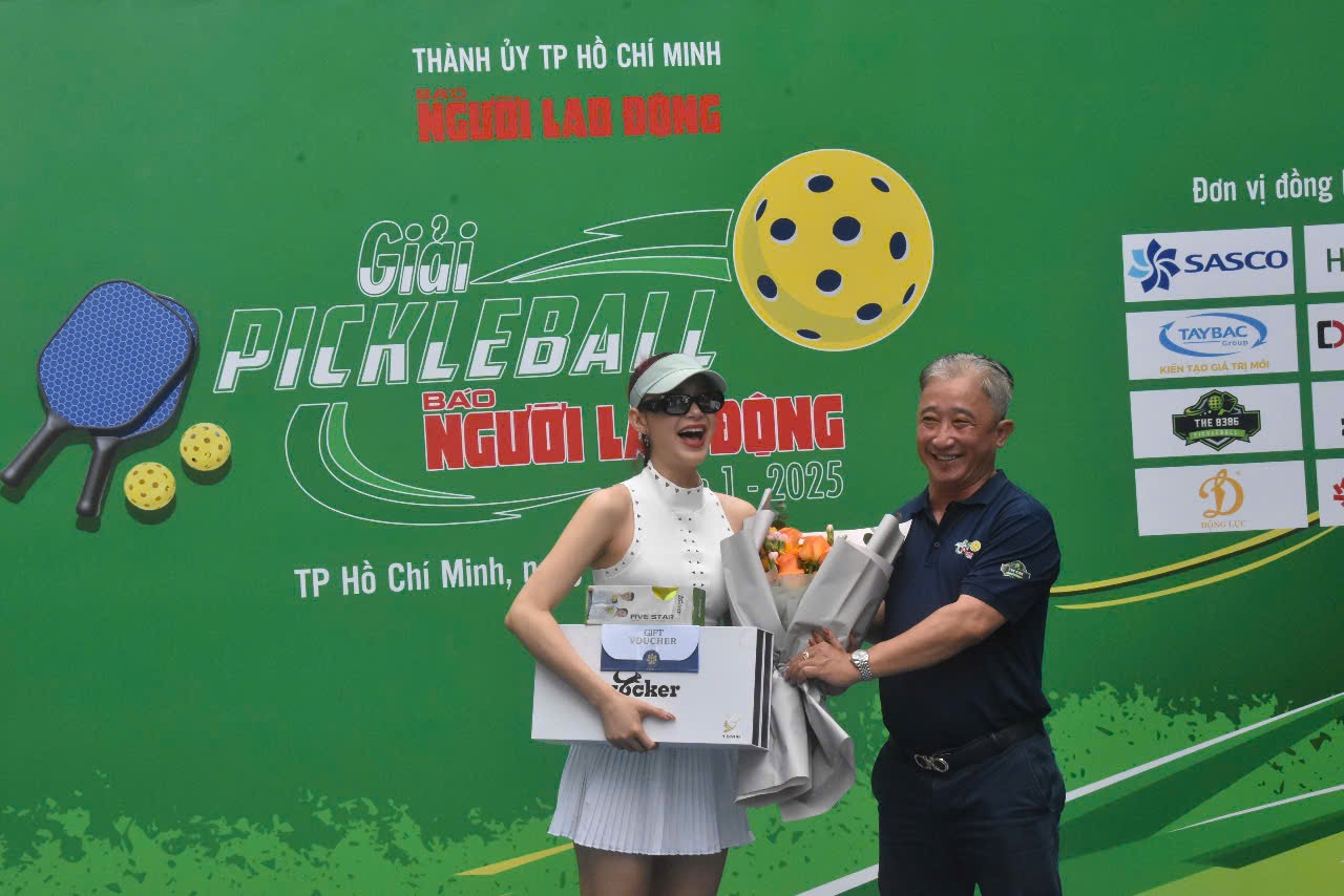 Büyükelçi Minh Hang, Nguoi Lao Dong Gazetesi'nin pickleball turnuvasını açmak için yemin etti - Fotoğraf 2. Đại sứ Minh Hằng tuyên thệ khai mạc Giải Pickleball Báo Người Lao Động - Ảnh 2.