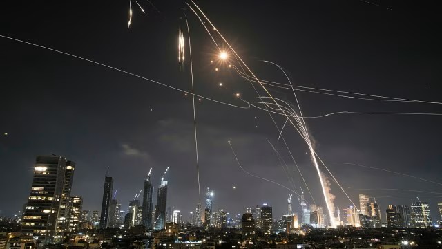 Iran phóng tên lửa siêu thanh, Israel bị "tàn phá nghiêm trọng", bao gồm Bộ Quốc phòng?- Ảnh 2. Iran phóng tên lửa siêu thanh, Israel bị "tàn phá nghiêm trọng", bao gồm Bộ Quốc phòng?- Ảnh 2.