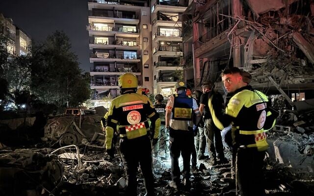 Israel tuyên bố phá hủy cơ sở không quân, hạt nhân lớn của Iran- Ảnh 1. Israel tuyên bố phá hủy cơ sở không quân, hạt nhân lớn của Iran- Ảnh 1.