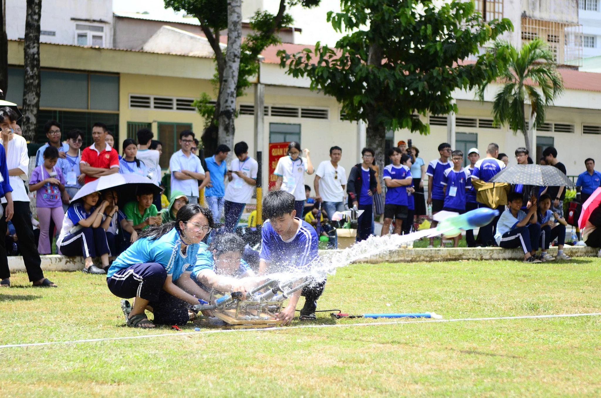 Dàn tên lửa nước "siêu ngầu" của học sinh cấp 2- Ảnh 7. Dàn tên lửa nước "siêu ngầu" của học sinh cấp 2- Ảnh 7.