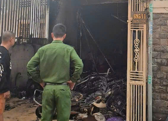 Lâm Đồng: 5 người đang ngủ thì căn nhà bốc cháy dữ dội- Ảnh 1. Lâm Đồng: 5 người đang ngủ thì căn nhà bốc cháy dữ dội- Ảnh 1.