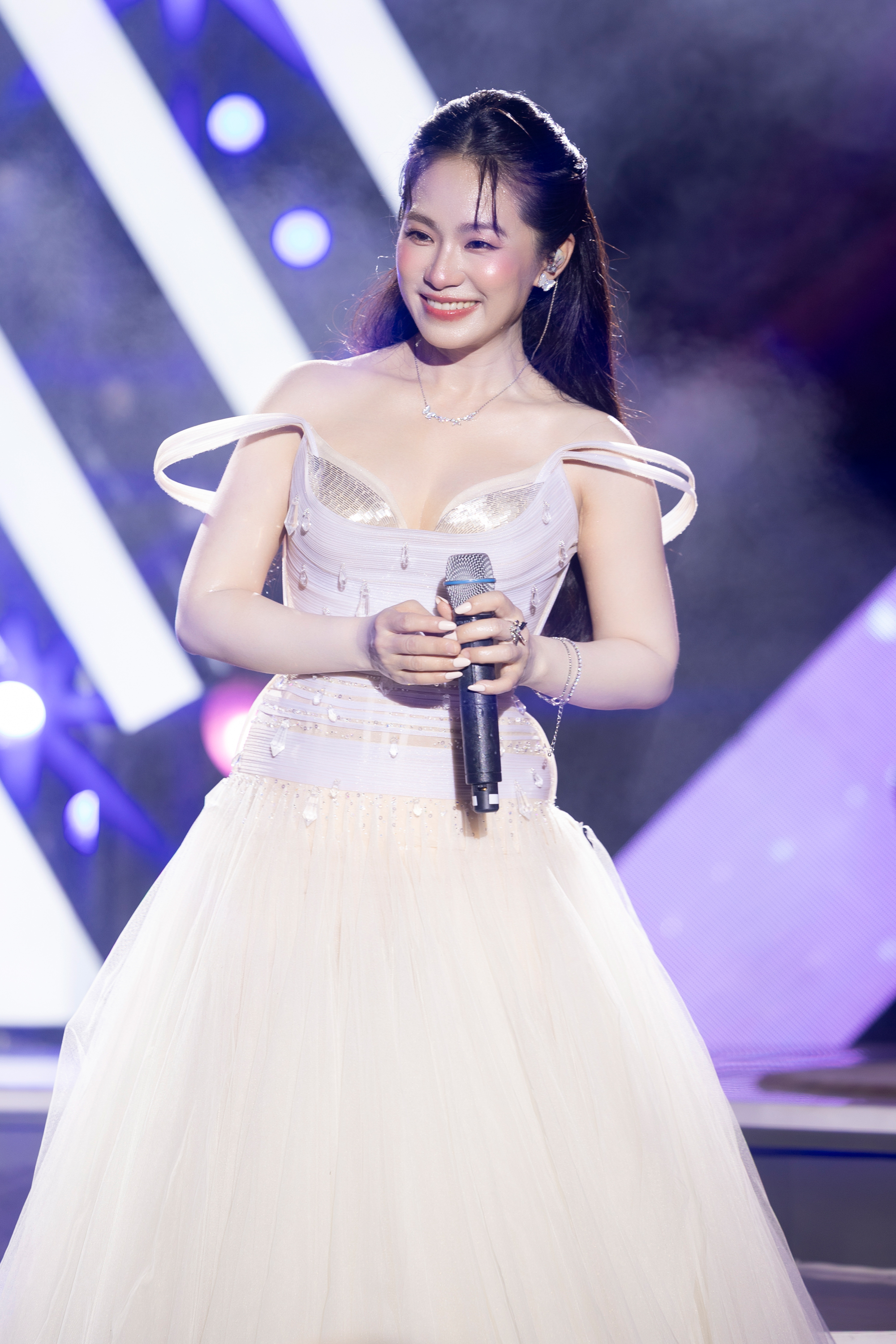 Lương Bích Hữu mang thanh xuân trở lại- Ảnh 1. Lương Bích Hữu mang thanh xuân trở lại- Ảnh 1.