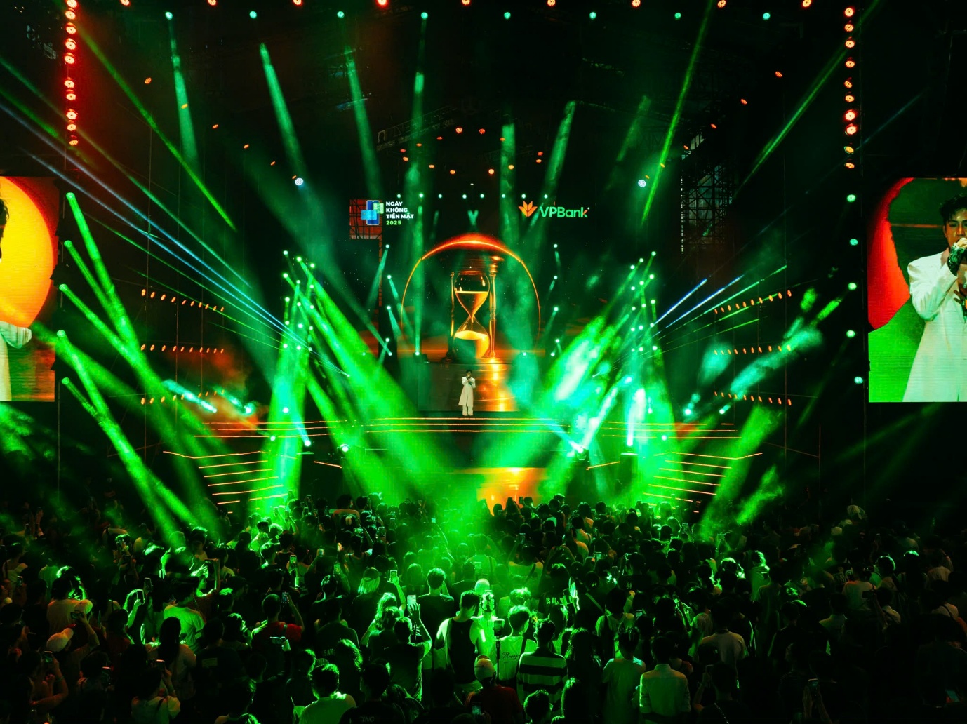 VPBank E-Concert Ngày không tiền mặt 2025: Bùng nổ âm nhạc, thu hút hàng chục ngàn khán giả- Ảnh 2. VPBank E-Concert Ngày không tiền mặt 2025: Bùng nổ âm nhạc, thu hút hàng chục ngàn khán giả- Ảnh 2.