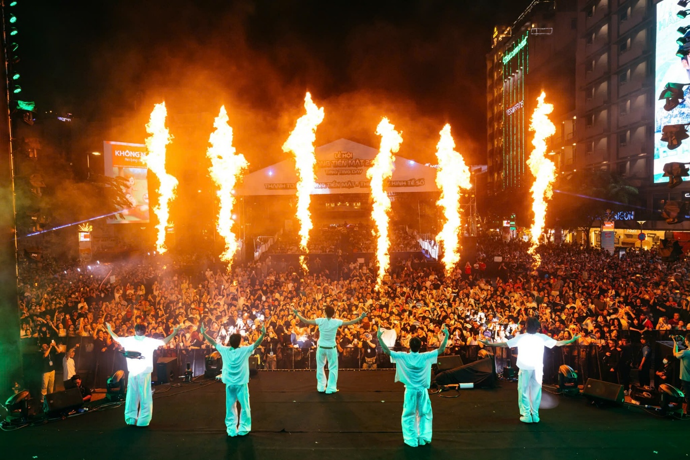 VPBank E-Concert Ngày không tiền mặt 2025: Bùng nổ âm nhạc, thu hút hàng chục ngàn khán giả- Ảnh 6. VPBank E-Concert Ngày không tiền mặt 2025: Bùng nổ âm nhạc, thu hút hàng chục ngàn khán giả- Ảnh 6.