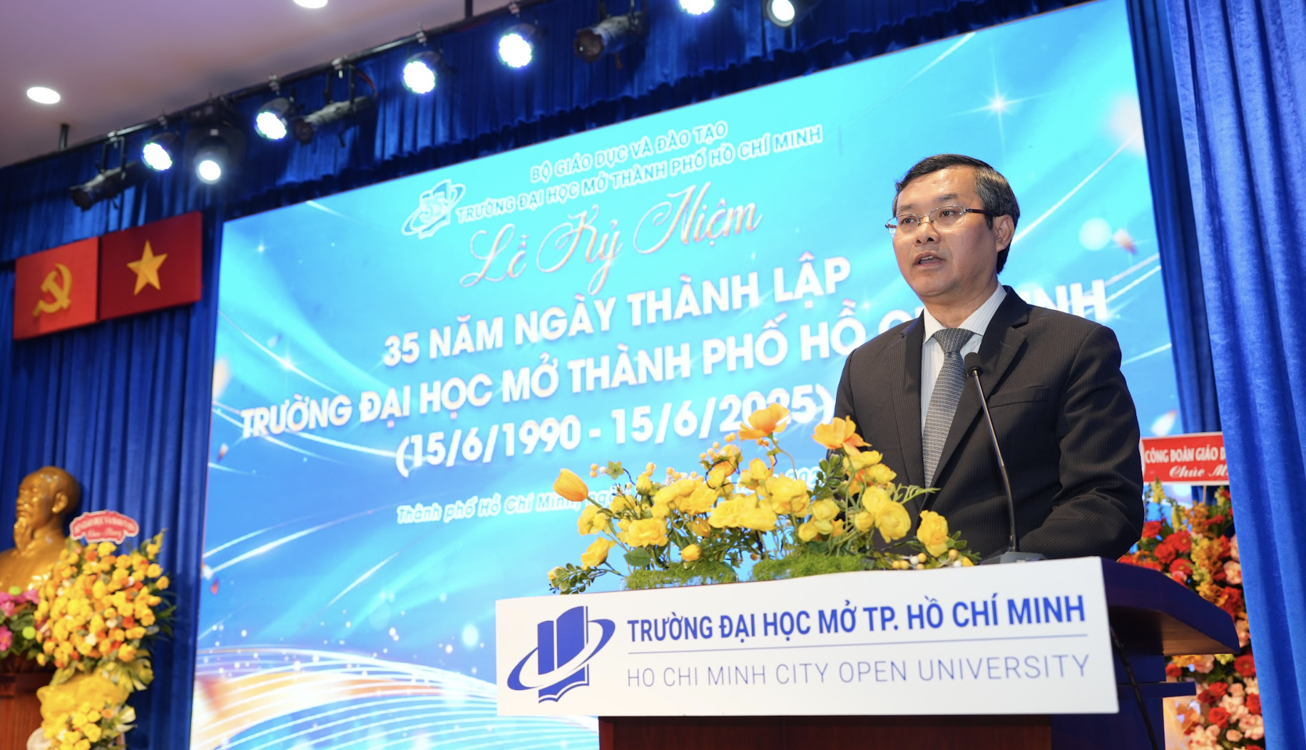 סגן שר החינוך וההכשרה העניק מחמאות רבות לאוניברסיטת הו צ'י מין סיטי הפתוחה - תמונה 2. Thứ trưởng Bộ GD-ĐT dành nhiều lời khen Trường ĐH Mở TP HCM- Ảnh 2.