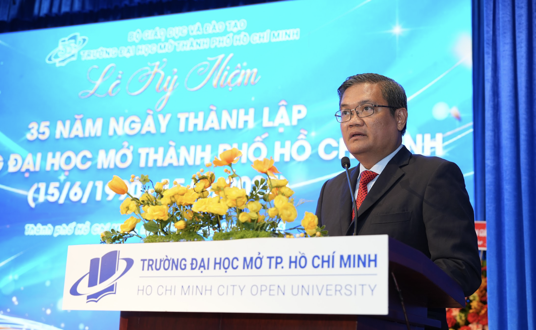 סגן שר החינוך וההכשרה העניק מחמאות רבות לאוניברסיטת הו צ'י מין סיטי הפתוחה - תמונה 1. Thứ trưởng Bộ GD-ĐT dành nhiều lời khen Trường ĐH Mở TP HCM- Ảnh 1.