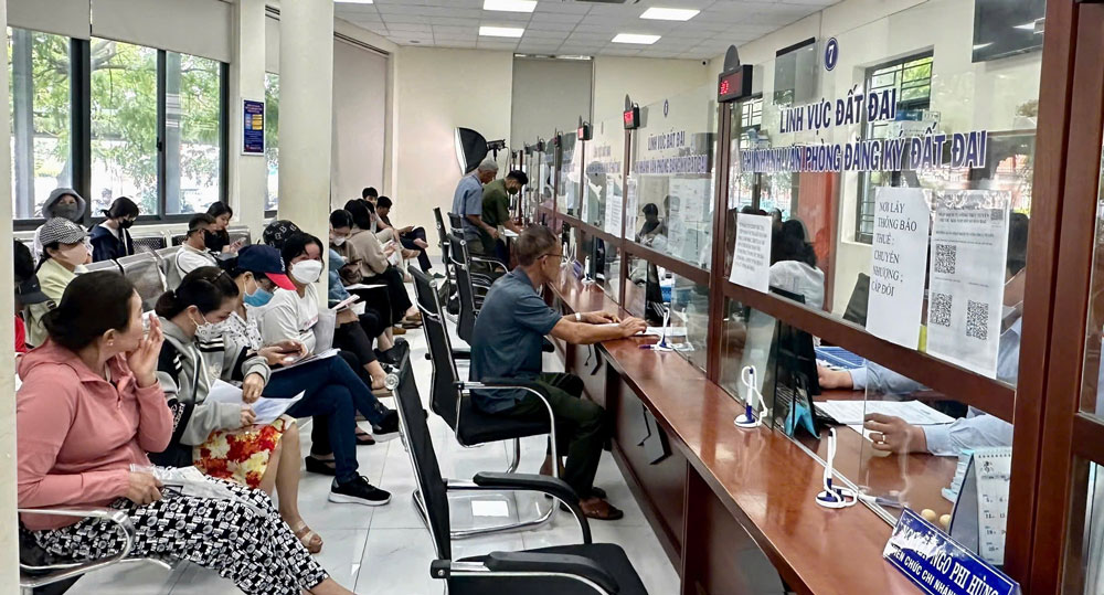 Het aantal kadastergegevens neemt dramatisch toe - Foto 1. Hồ sơ đất đai tăng đột biến - Ảnh 1.