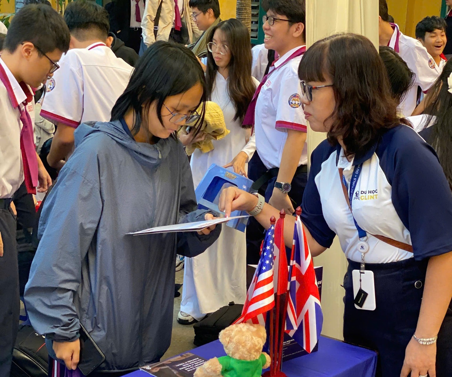 Mỹ vẫn chưa mở lịch phỏng vấn visa, du học sinh cần làm gì lúc này? - Ảnh 2.