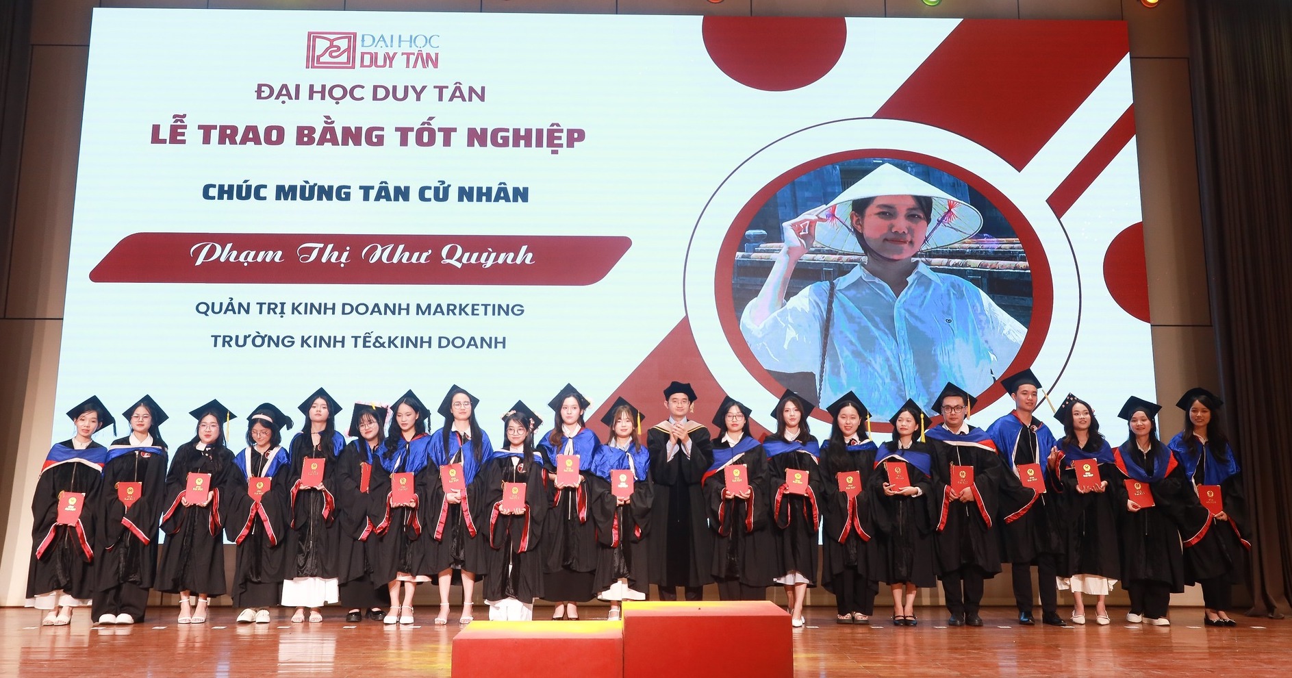 Giám đốc Đại học Duy Tân: Ai có kiến thức chuyên môn vững mới làm chủ được AI - Ảnh 1.