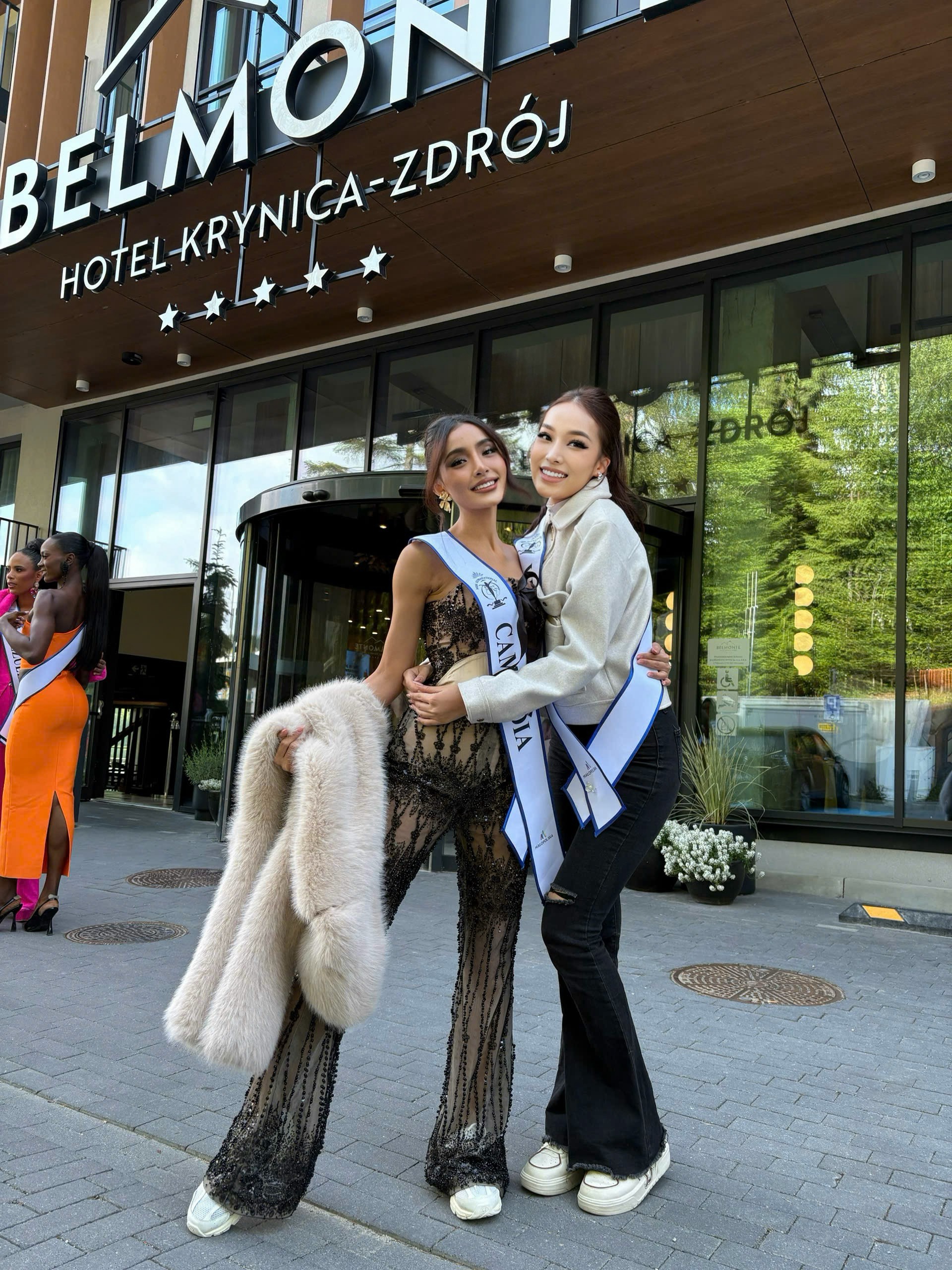 Hoa hậu Kỳ Duyên rạng rỡ tại Miss Supranational 2025
- Ảnh 2. Hoa hậu Kỳ Duyên rạng rỡ tại Miss Supranational 2025
- Ảnh 2.