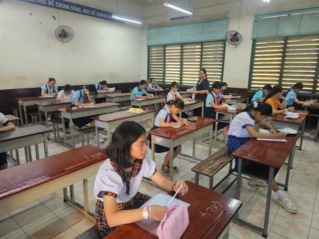 כמעט 5,000 מועמדים ניגשו לבחינת הכניסה לבית הספר טראן דאי נגיה לכיתה ו', עם יחס תחרות של 1/14 - תמונה 1. Gần 5.000 thí sinh dự khảo sát vào lớp 6 Trường Trần Đại Nghĩa, tỷ lệ chọi 1/14- Ảnh 1.