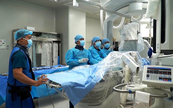 Bác sĩ mổ tim thai nhi ngay trong bụng mẹ, 80 phút giành lại sự sống - Ảnh 8.